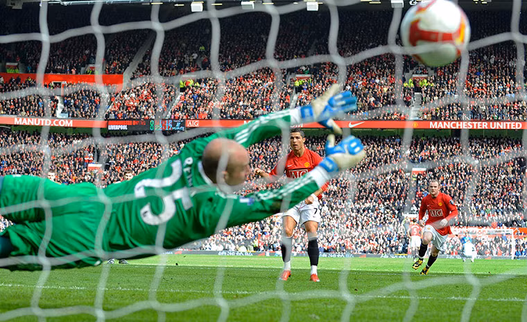 Để đánh dấu cột mốc 20 năm giải Ngoại hạng Anh (Premier League), nhà tài trợ, hãng Barclays, đã tổ chức bầu chọn và trao giải bức ảnh đẹp nhất Barclays Photography Awards, giải thưởng sẽ được công bố vào tháng 5 năm nay. Bức ảnh đầu tiên, Cristiano Ronaldo (Manchester United) đánh bại thủ môn Pepe Reina trên chấm phạt đền để mở tỷ số trong trận đấu ở Old Trafford ngày 14/3/2009. Nhưng đó lại là khởi đầu của một buổi chiều đau khổ, khi Man United thua ngược 1-4.