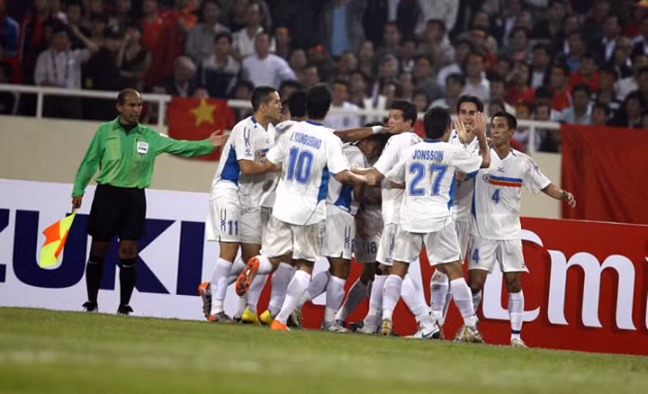 Bất ngờ lớn nhất là việc Philippines vượt qua đối thủ Singapore từng 3 lần vô địch Tiger Cup/AFF Suzuki Cup với tỷ số 1-0 trong trận đấu diễn ra tại thành phố Cebu. Bất ngờ lớn nhất là việc Philippines vượt qua đối thủ Singapore từng 3 lần vô địch Tiger Cup/AFF Suzuki Cup với tỷ số 1-0 trong trận đấu diễn ra tại thành phố Cebu.