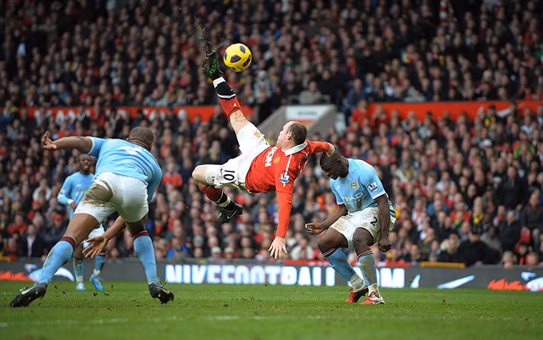 Cú bay người móc bóng tuyệt đẹp của Wayne Rooney đã ấn định chiến thắng 2-1 cho Manchester United trong trận derby thành Manchester City ngày 12/2/2011.