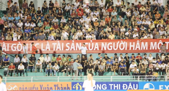 Sự có mặt của Ngọc Sơn, Pha Lê cùng dàn chân dài quyến rũ đã lôi kéo khán giả đến sân Thống Nhất xem Sài Gòn FC thi đấu.
