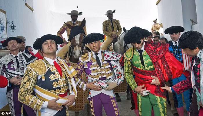 Juan Jose Padilla cùng các matador khác. Juan Jose Padilla cùng các matador khác.