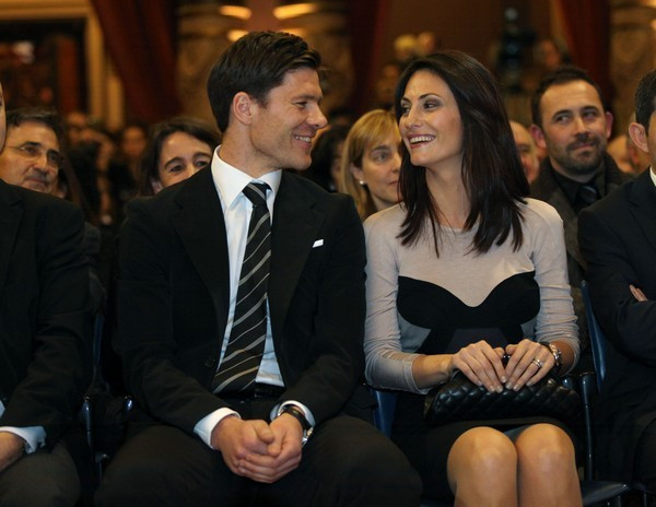 Iker Casillas - Sara Carbonero. Xabi Alonso - Nagore. Cristiano Ronaldo – Irina Shayk. Wesley Sneijder – Yolanthe Cabau. Gerard Pique – Shakira. Rafael van der Vaart – Sylvie. Theo Walcott - Melanie Slade. Steven Gerrard – Alex Curran. Sergio Ramos - Lara Alvarez. Gianluigi Buffon - Alena Seredova.