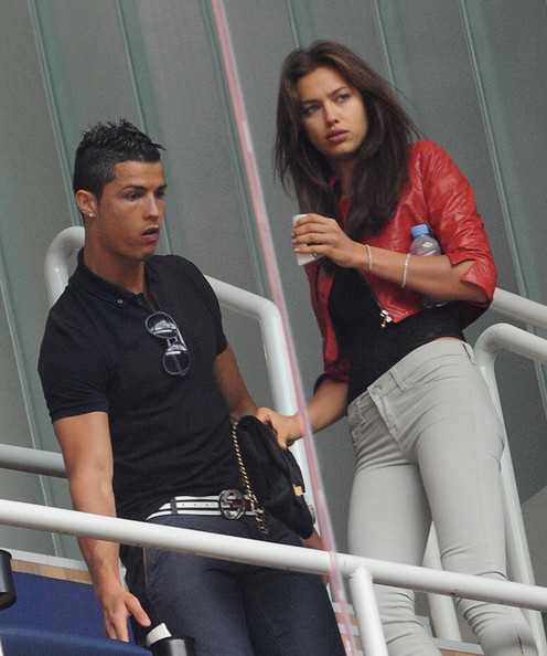 Iker Casillas - Sara Carbonero. Xabi Alonso - Nagore. Cristiano Ronaldo – Irina Shayk. Wesley Sneijder – Yolanthe Cabau. Gerard Pique – Shakira. Rafael van der Vaart – Sylvie. Theo Walcott - Melanie Slade. Steven Gerrard – Alex Curran. Sergio Ramos - Lara Alvarez. Gianluigi Buffon - Alena Seredova.
