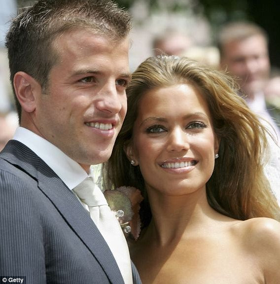 Iker Casillas - Sara Carbonero. Xabi Alonso - Nagore. Cristiano Ronaldo – Irina Shayk. Wesley Sneijder – Yolanthe Cabau. Gerard Pique – Shakira. Rafael van der Vaart – Sylvie. Theo Walcott - Melanie Slade. Steven Gerrard – Alex Curran. Sergio Ramos - Lara Alvarez. Gianluigi Buffon - Alena Seredova.
