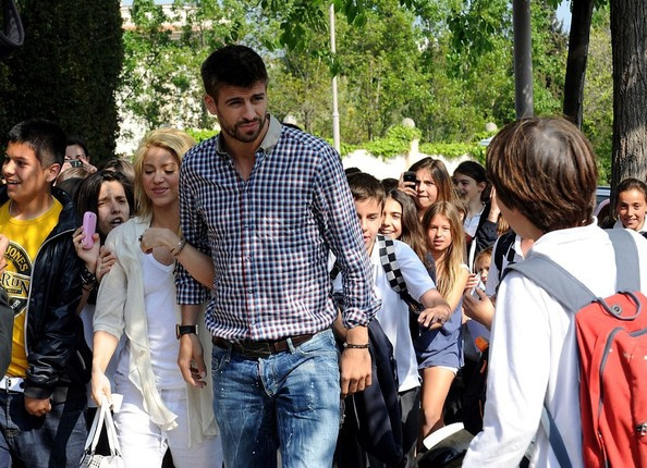 Iker Casillas - Sara Carbonero. Xabi Alonso - Nagore. Cristiano Ronaldo – Irina Shayk. Wesley Sneijder – Yolanthe Cabau. Gerard Pique – Shakira. Rafael van der Vaart – Sylvie. Theo Walcott - Melanie Slade. Steven Gerrard – Alex Curran. Sergio Ramos - Lara Alvarez. Gianluigi Buffon - Alena Seredova.