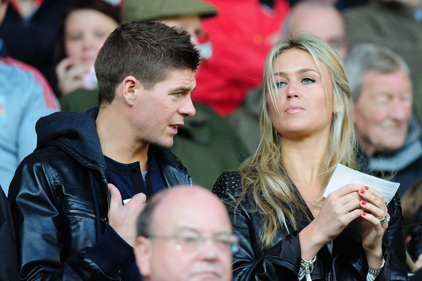 Iker Casillas - Sara Carbonero. Xabi Alonso - Nagore. Cristiano Ronaldo – Irina Shayk. Wesley Sneijder – Yolanthe Cabau. Gerard Pique – Shakira. Rafael van der Vaart – Sylvie. Theo Walcott - Melanie Slade. Steven Gerrard – Alex Curran. Sergio Ramos - Lara Alvarez. Gianluigi Buffon - Alena Seredova.