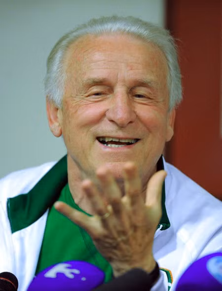 HLV Trapattoni cho cầu thủ thoải mái sex.