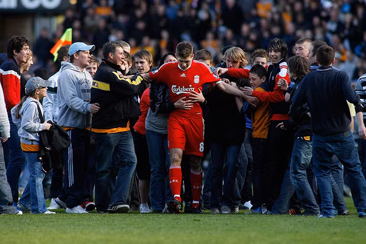 Đội trưởng Steven Gerrard (Liverpool) trong vòng vây của các CĐV sau trận đấu với Hull City trên sân Kingston ngày 9/5/2010.