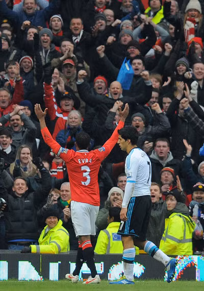 Sir Alex cũng không bằng lòng với hành động ăn mừng cuối trận của Evra