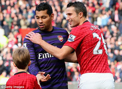 Cử chỉ thân mật trên mức cần thiết giữa Van Persie và Andre Santos trong màn chào hỏi đầu trận.