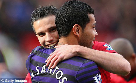 Cử chỉ thân mật trên mức cần thiết giữa Van Persie và Andre Santos trong màn chào hỏi đầu trận.
