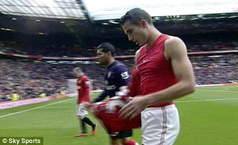 Andre Santos xin đổi áo với Robin van Persie ngay sau 45 phút đầu tiên.