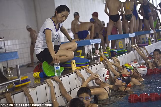Các em nhỏ tập môn bơi lội.