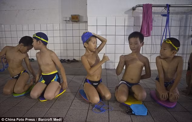 Các em nhỏ tập môn bơi lội.