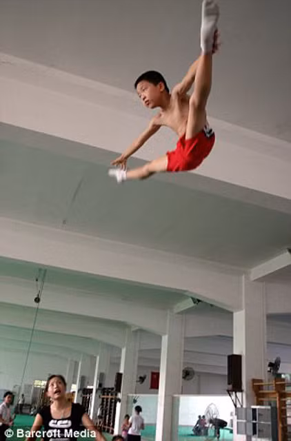 Các em nhỏ Trung Quốc tập luyện thể thao.