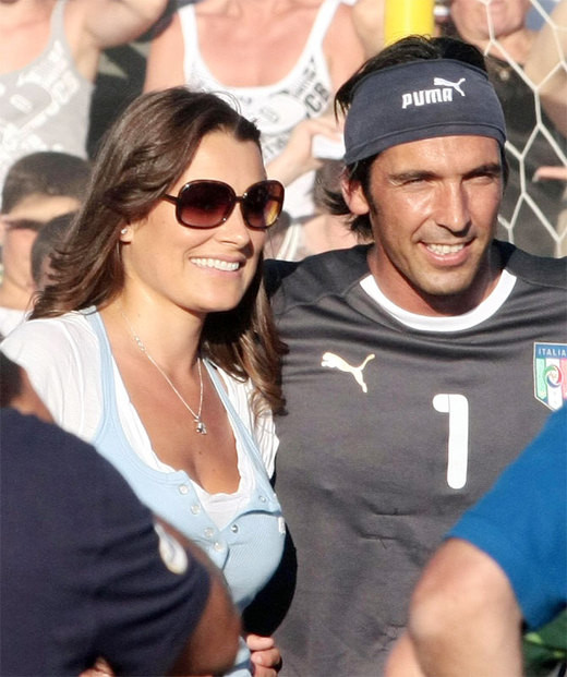 Iker Casillas - Sara Carbonero. Xabi Alonso - Nagore. Cristiano Ronaldo – Irina Shayk. Wesley Sneijder – Yolanthe Cabau. Gerard Pique – Shakira. Rafael van der Vaart – Sylvie. Theo Walcott - Melanie Slade. Steven Gerrard – Alex Curran. Sergio Ramos - Lara Alvarez. Gianluigi Buffon - Alena Seredova.