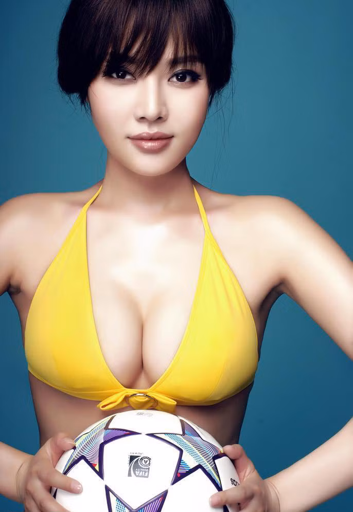 Xu Dongdong rất đam mê thể thao, cô đã xuất hiện trong các bộ ảnh nóng bỏng, tạo dáng cùng trang phục thi đấu bóng đá, bóng chuyền, bóng rổ và tennis.