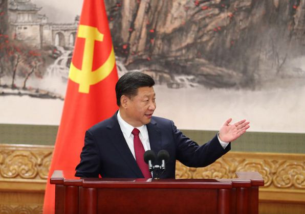 Ông Tập Cận Bình giới thiệu 6 thành viên còn lại của Thường vụ Bộ chính trị Đảng Cộng sản Trung Quốc khóa 19 ra mắt. Ảnh: Tân Hoa Xã.