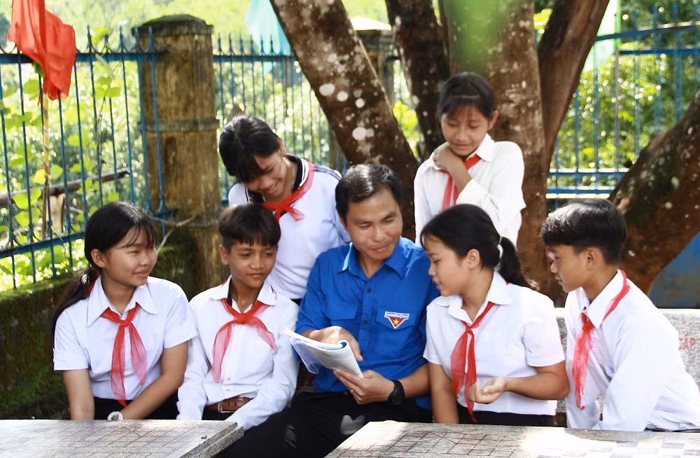 Thầy giáo Tổng phụ trách đội đam mê với giáo dục lý tưởng!