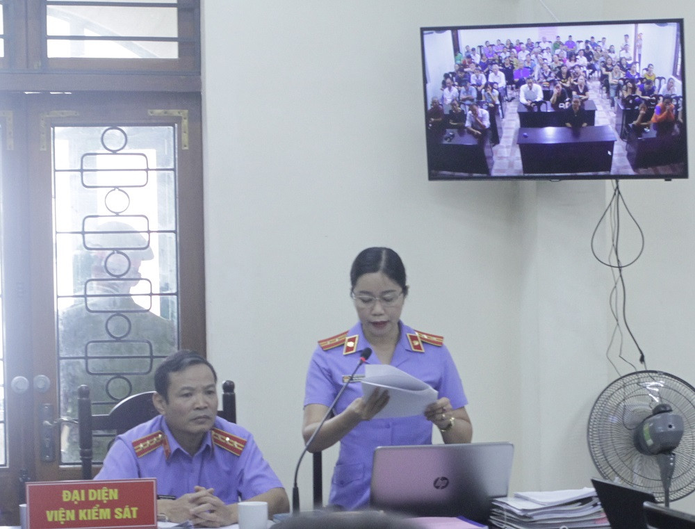 Sáng ngày 18/10, Viện kiểm sát công bố tin nhắn của vợ Chủ tịch tỉnh Hà Giang gửi bị cáo Triệu Thị Chính (ảnh Trinh Phúc).