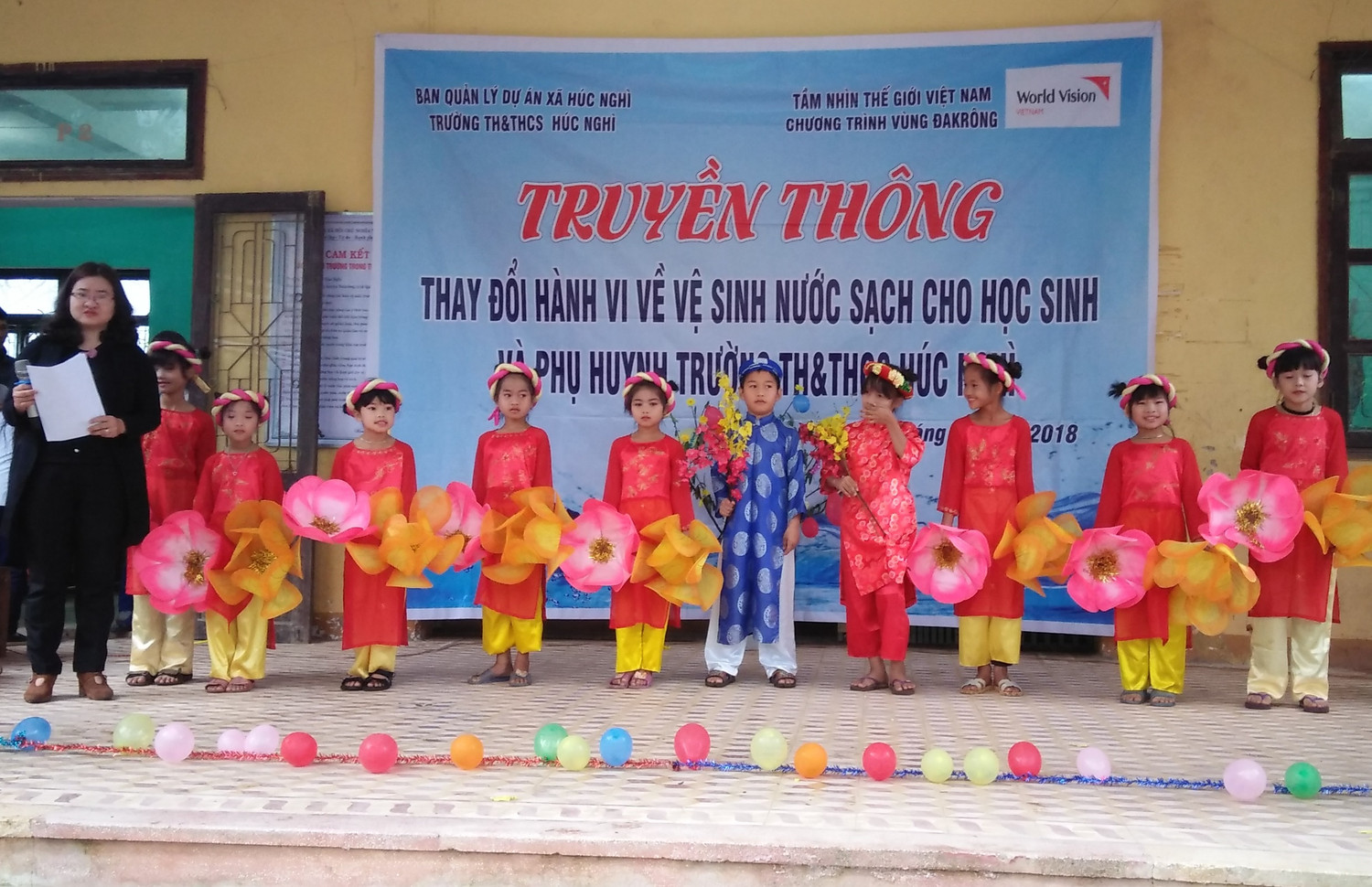 Cô Đoàn Thị Lý hướng dẫn học sinh tập tiết mục văn nghệ (ảnh do nhân vật cung cấp).