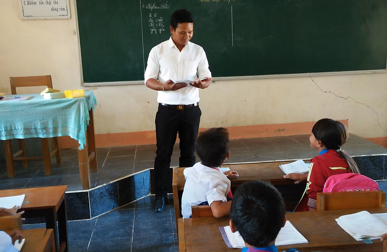 Thầy Y Giêng luôn có nhiều sáng kiến để học sinh người dân tộc Ê - đê hiểu về tiếng Việt nhanh hơn (ảnh do nhân vật cung cấp). Thầy Y Giêng luôn có nhiều sáng kiến để học sinh người dân tộc Ê - đê hiểu về tiếng Việt nhanh hơn (ảnh do nhân vật cung cấp).