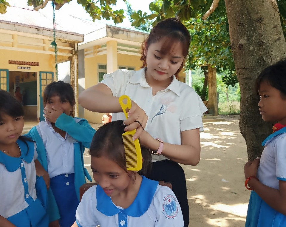 Gắn bó với miền núi, tuy vất vả nhưng tình cảm của cô trò lại hồn nhiên, chân thành (ảnh do nhân vật cung cấp).