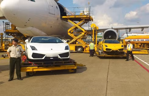 Bộ ba Gallardo gồm một trắng, một xanh cốm và một vàng đi đường hàng không đến Việt Nam, dừng lại làm thủ tục tạm nhập tái xuất trước khi đi đường bộ sang Trung Quốc.
