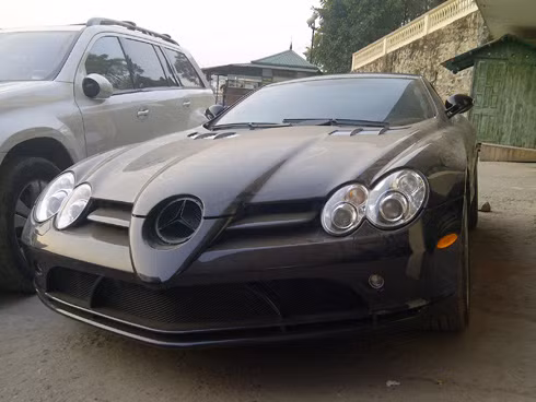 Mercedes SLR McLaren cũng nằm trong danh sách tạm nhập tái xuất và xuất hiện ở Móng Cái.