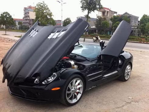 Siêu xe sử dụng động cơ siêu nạp V8 AMG giống bản coupe và hộp số AMG Speedshift R 5 cấp tự động. Công suất 617 mã lực và mô-men xoắn cực đại 780 Nm giúp SLR roadster tăng tốc từ 0 lên 100 km/h sau 3,8 giây. Tốc độ tối đa 334 km/h.