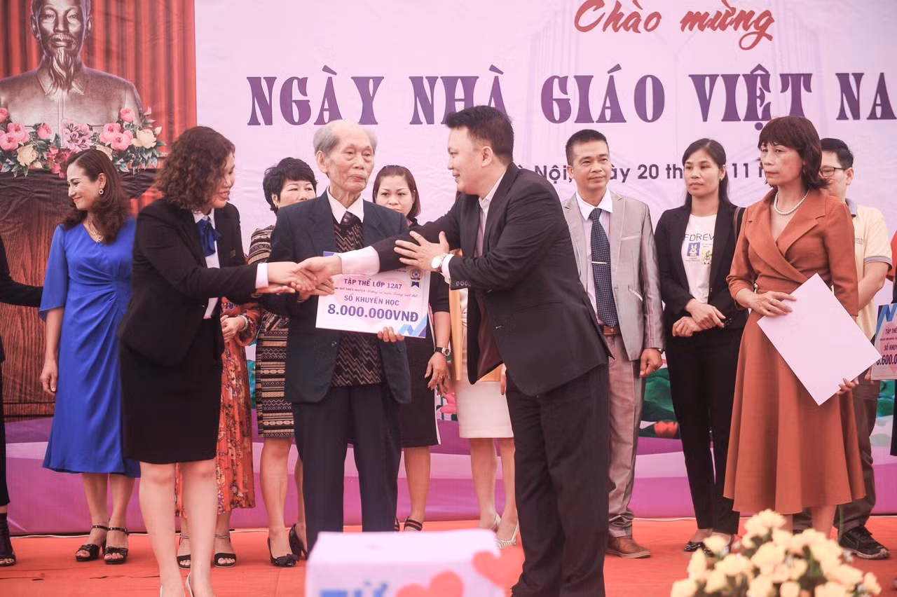 Anh Trần Ngọc Chiểu đại diện phu huynh lớp 12A7đóng góp tham gia chương trình Sổ khuyến học vì miền Trung.