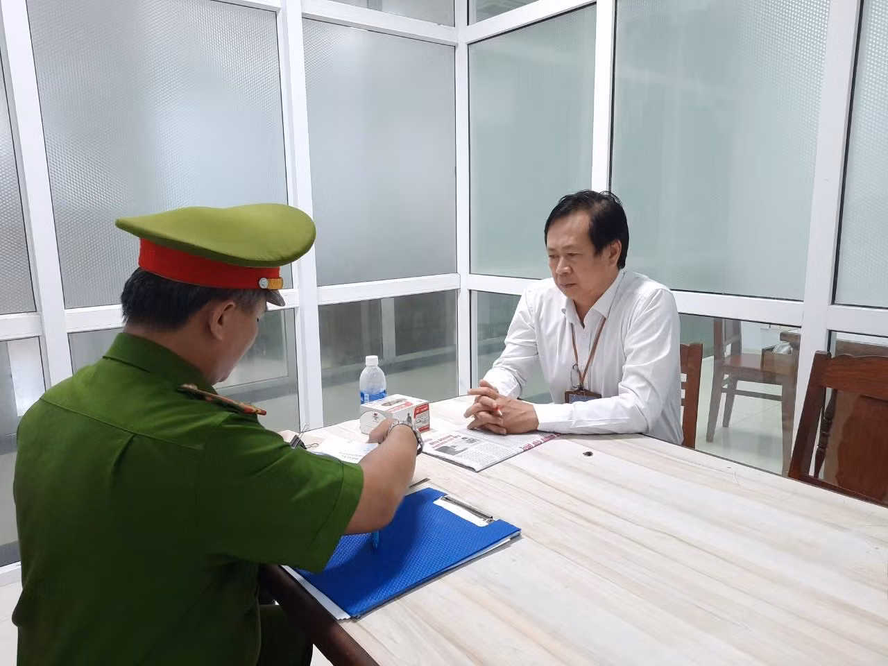 Cơ quan Cảnh sát điều tra Công an Đà Nẵng thực hiện lệnh bắt tạm giam đối với Giám đốc CDC Đà Nẵng. Ảnh: AN