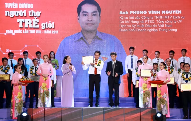 Phó Chủ tịch Tổng Liên đoàn Lao động Việt Nam Trần Văn Thuật và Trưởng Ban Dân vận Thành ủy TP HCM Nguyễn Thị Lệ trao biểu trưng “Người thợ trẻ giỏi” và hoa cho anh Phùng Vĩnh Nguyên - Công nhân Lắp ráp Công ty TNHH MTV Dịch vụ Cơ khí Hàng hải PTSC, ảnh nguồn Tập đoàn Dầu khí.