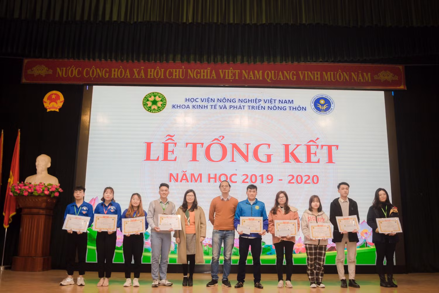 Hồng Anh (thứ 4, từ trái qua phải) nhận giấy khen của Khoa Kinh tế và phát triển nông thôn “Đã có thành tích tốt trong học tập và công tác năm học 2019-2020”. (ảnh: NVCC)