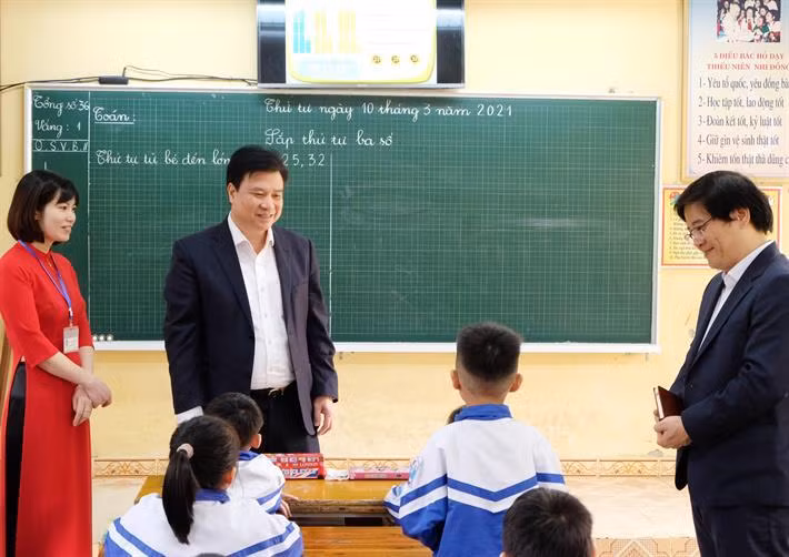 Thứ trưởng Nguyễn Hữu Độ kiểm tra triển khai chương trình giáo dục phổ thông mới tại tỉnh Tuyên Quang (ảnh: Bộ Giáo dục và Đào tạo)