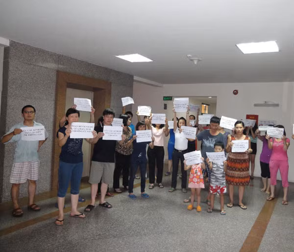 Rất nhiều người dân đã đứng lên tố cáo hành vi bất hợp tác của chủ đầu tư trong việc đảm bảo các quyền lợi chính đáng của người dân.