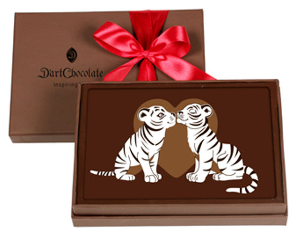 Đến các showroom của D’Art Chocolate, bạn có thể yêu cầu chủ cửa hàng in những hình ảnh valentine ngộ nghĩnh với những thiết kế sáng tạo chỉ của riêng bạn. Ví dụ như hình ảnh 2 chú hổ con theo tuổi của một đôi bạn trẻ như thế này! (Có nhiều mức giá để bạn lựa chọn, từ 45.000 đến 480.000/ hộp. Hotline liên hệ làm phân phối dịp Valentine: 08 6253 6666, Hotline bán lẻ: 08 6269 3333 (Tp.HCM) - 04 6268 3132 (HN).
