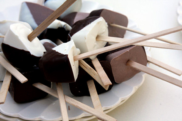 Đối với các bạn teen, những que chocolate xiên chocolate theo phong cách kẹo mút này sẽ "ghi điểm" trong mắt chàng/nàng. Ưu điểm của loại chocolate này là giúp "nửa kia" dễ dàng thưởng thức hơn với những chiếc que nhỏ đó!
