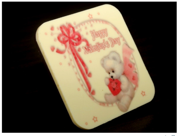 Thanh chocolate trắng được trang trí nhiều màu sắc ngộ nghĩnh tại shop Boniva, 91 Lý Tự Trọng, Bến Thành, Quận 1, TP. HCM, 08.3829 8280
