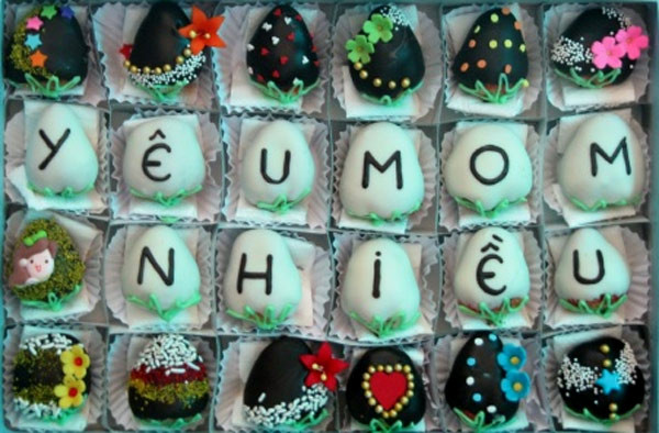 Chocolate dâu tây hộp 24 trái với những lời thủ thỉ rất riêng tự tận trái tim. (Giá bán: 325.000 đồng/hộp, tại 235 Cộng Hòa, Phường 13, Q. Tân Bình, TP.HCM, 0937 863 889).