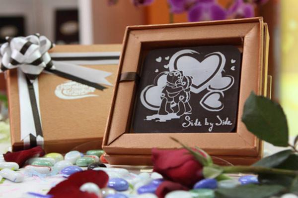 Có lẽ người ấy sẽ rất cảm động khi bạn tặng một hộp quà như thế này: thanh chocolate hình trái tim và dòng chữ “side by side” cùng hình ảnh một cái ôm rất chặt như thay lời muốn nói. (Giá sản phẩm: 145.000 đồng, có tại tầng 7, tòa nhà Vân Hồ, số 51 Lê Đại Hành, Hai Bà Trưng, HN, 04.3978.5163)