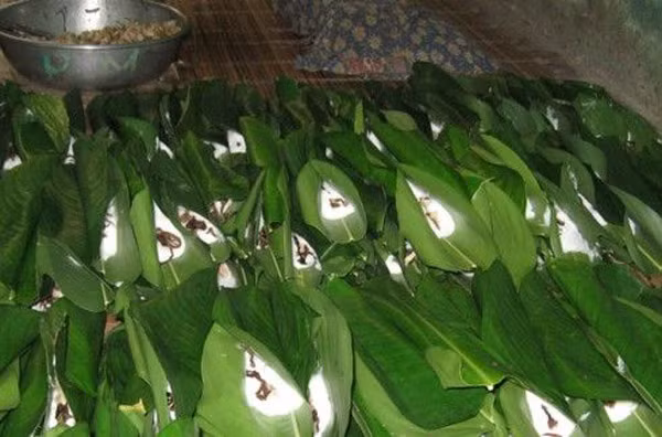 Mỗi ngày, hộ gia đình nhà chị Vân (phường Phú Thịnh, thị xã Sơn Tây) bán gần 2.000 cái bánh tẻ cho những vị khách phương xa muốn mua về làm món quà thành cổ hoặc làm món ăn chính trong các đám cỗ bàn ở cả khu vực Sơn Tây.