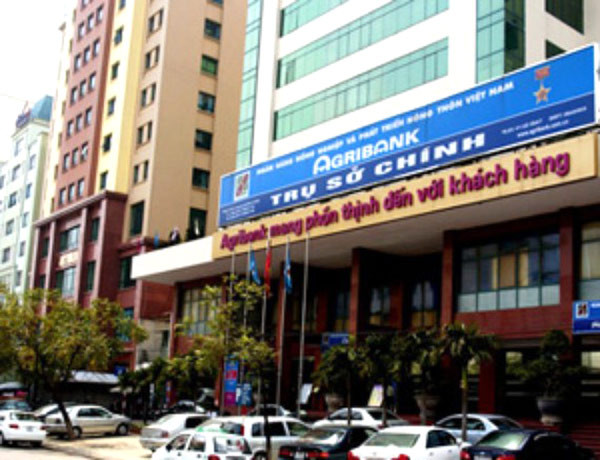 1. Agribank thua kiện 38,5 tỷ đồng Mới đây, TAND TP. Hà Nội đã xét xử vụ kiện đòi thanh toán bảo lãnh giữa Công ty TNHH Cao Trường Sơn và Ngân hàng Nông nghiệp và Phát triển nông thôn (Agribank). Theo bản án sơ thẩm, Tòa chấp nhận đơn khởi kiện của Công ty Cao Trường Sơn, buộc Agribank phải thực hiện nghĩa vụ bảo lãnh và trả cho Công ty Cao Trường Sơn số tiền 38,5 tỷ đồng. (Ảnh: Hoàng Duy/Đầu tư Chứng khoán)