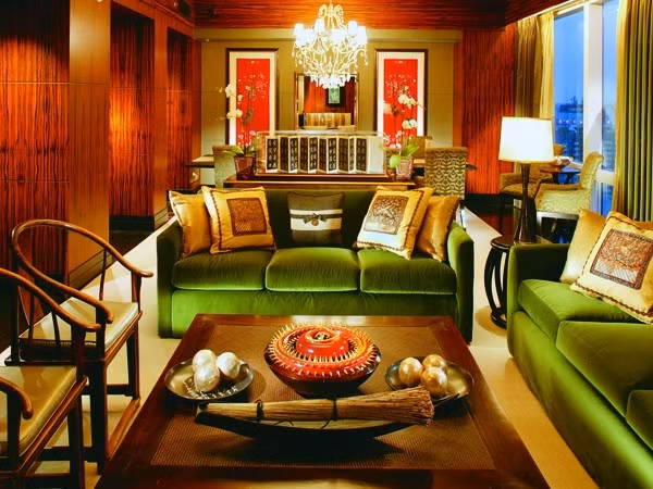 3. Presidential Suite Khách sạn Mandarin Oriental (New York) Giá: 18.000 USD/đêm Căn phòng hiện đại với hệ thống điều khiển đèn chiếu sáng, điều hòa nhiệt độ đều được kết nối qua iPad. Tường trong phòng được bao phủ bằng những tấm tơ lụa có xuất xứ từ phương Đông. Căn phòng còn được trang trí bằng những đồ vật hiếm có, trong số đó phải kể đến cuốn thư pháp viết trên giấy da đã được 250 tuổi.