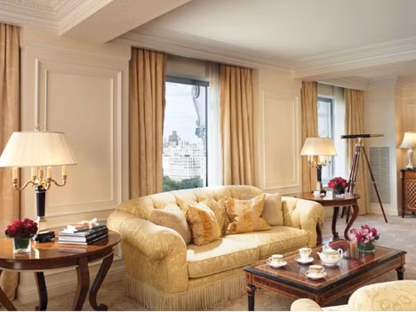 6. The Royal Suite Khách sạn Ritz – Carlton (New York) Giá: 15.000 USD/đêm Được thiết kế nhìn thẳng ra công viên Central Park nổi tiếng, phòng có diện tích khoảng 184m2, buồng ngủ có một giường cỡ lớn. Ngoài ra, phòng được trang bị dàn âm thanh, hệ thống tivi, đầu DVD vô cùng hiện đại. Điều khiến khách hàng luôn hài lòng khi nghỉ tại nơi đây là được tặng vé ra vào các quán bar khách sạn và phục vụ đồ ăn, uống miễn phí trong tất cả các ngày.