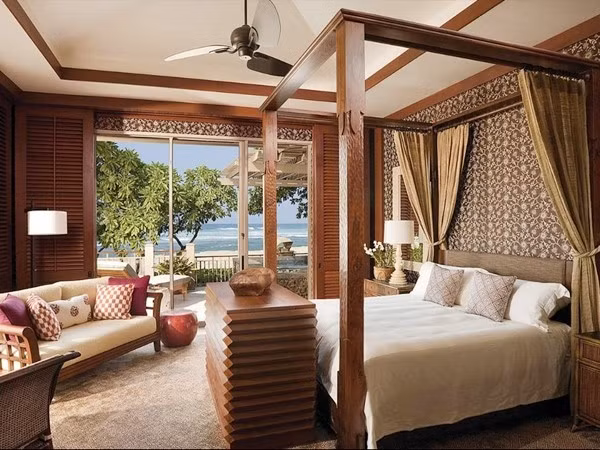 9. Hawaii Loa Pressidental Villa Khách sạn Four Seasons Resort Hualalai (Hawaii) Giá: 13.495 USD/đêm Biệt thự nằm bên bờ biển này có ba phòng ngủ được trang trí với nội thất lấy cảm hứng từ biển Hawaii. Khi đặt phòng tại khu biệt thự này, du khách sẽ được cung cấp dịch vụ spa với 100 phút massage miễn phí.
