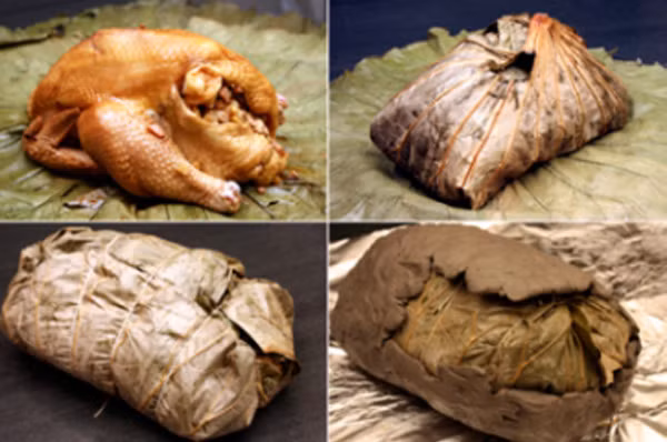 8. Gà nướng đất sét Gà nướng đất sét là để nguyên lông, không mổ bụng, rồi đắp một lớp đất sét nhão, dày bên ngoài, dùng một thanh tre xuyên suốt con gà dựng lên, rồi đốt bằng rơm. Đốt đến khi nào đất sét khô và nứt ra, coi như gà đã chín.