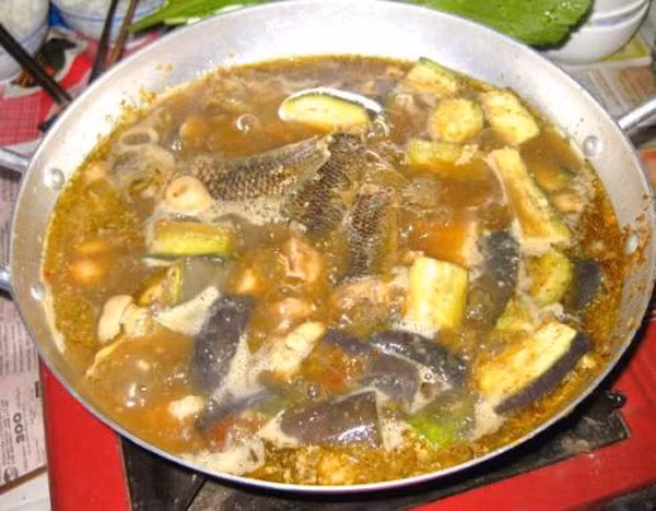 1. Mắm kho Nam Bộ Không chỉ Đồng Tháp, mắm kho đã trở thành đặc sản của vùng sông nước Cửu Long. Những đứa con xa nhà lâu ngày trở về quê hương đều muốn má mình, chị mình nấu món mắm kho ăn cho đã thèm. Món mắm kho đã in sâu vào ký ức của bao thế hệ vùng đất này.