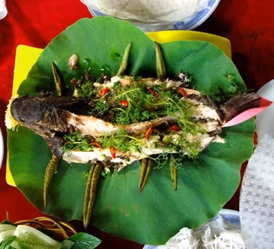 Đến Đồng Tháp và các khu du lịch trong tỉnh, hầu như chỗ nào cũng có món cá nóng nướng trui hoặc nướng rơm. Dù nướng kiểu nào, cá cũng được nướng nguyên con, giữ lại bộ đồ lòng. Cá nướng xong được bổ đôi dọc sống lưng và rưới lên hành lá trụng qua dầu sôi cùng một ít đậu phộng... Nước chấm được chế biến từ nước mắm cá linh và me chín dốt, nêm thêm ít gia vị, tỏi, ớt sao cho có vị mằn mặn, thơm lừng của nước mắm gốc, vị chua của me, vị ngọt của đường, cay của ớt.
