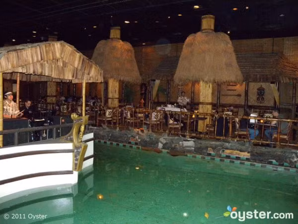 8. Tonga Room & Hurricane Bar (San Francisco - Mỹ) Quán bar mang đậm phong cách Hawaii với kiểu kiến trúc vô cùng ấn tượng: túp lều rơm đơn sơ, hồ nước xanh biếc và nước uống luôn được để trong một quả dừa giả. Một dàn nhạc nổi giữa hồ nước cũng sẽ khiến cho buổi tối nơi đây trở nên rất thú vị. 8. Tonga Room & Hurricane Bar (San Francisco - Mỹ) Quán bar mang đậm phong cách Hawaii với kiểu kiến trúc vô cùng ấn tượng: túp lều rơm đơn sơ, hồ nước xanh biếc và nước uống luôn được để trong một quả dừa giả. Một dàn nhạc nổi giữa hồ nước cũng sẽ khiến cho buổi tối nơi đây trở nên rất thú vị.